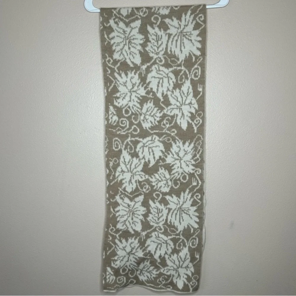 Isotoner‎ Women’s Knit leaf print wool blend reversible Scarf Multifunctional